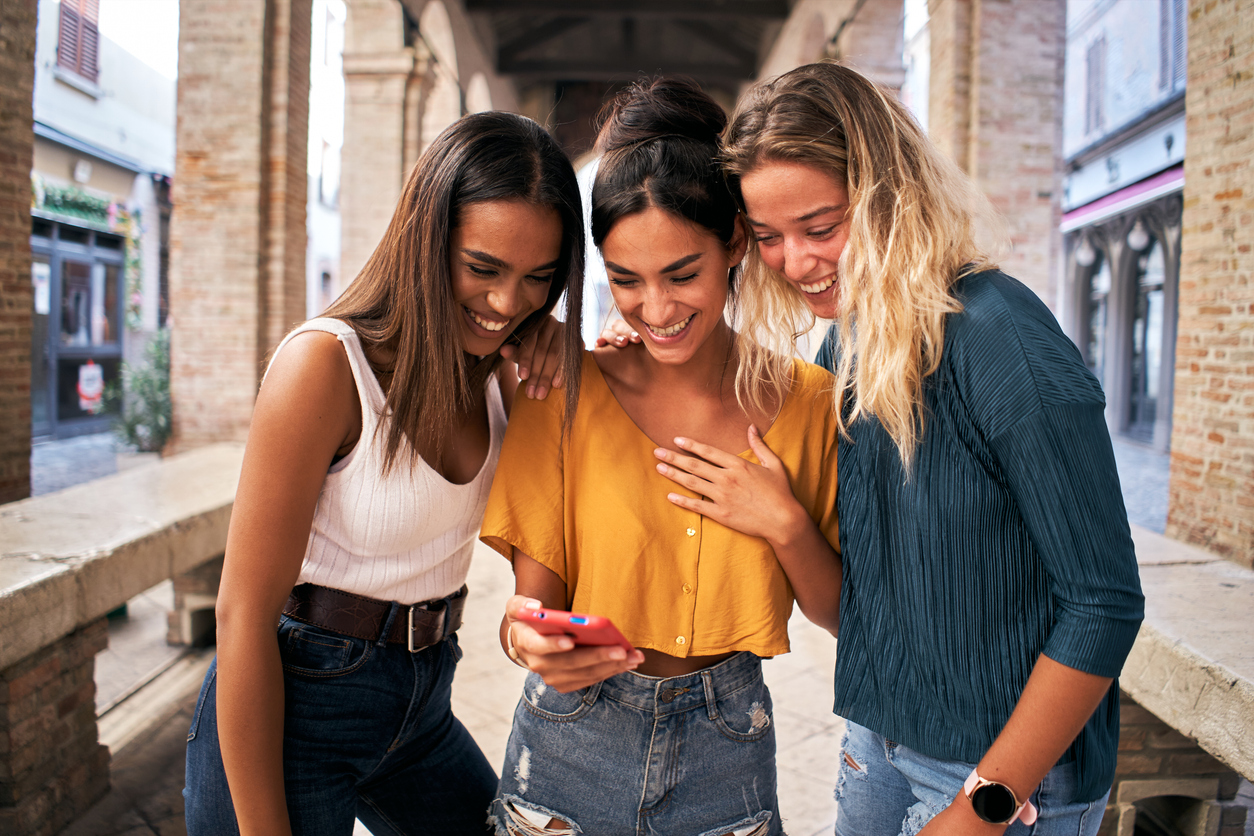 Girl receiving a text from a guy who used the Combustive.ai rizz app.